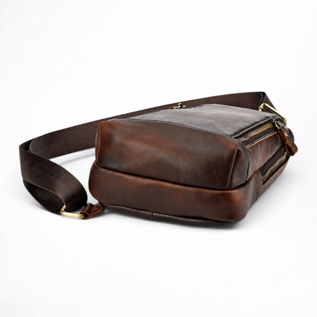 Sac Poitrine en Cuir de Vachette Vieilli Peint à la Main - 1001 Sacs