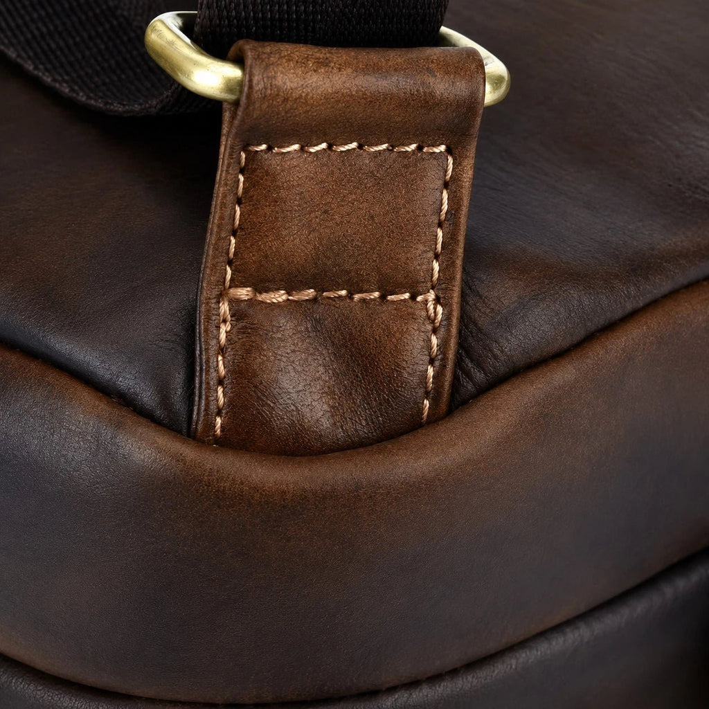 Sac Poitrine en Cuir de Vachette Vieilli Peint à la Main - 1001 Sacs