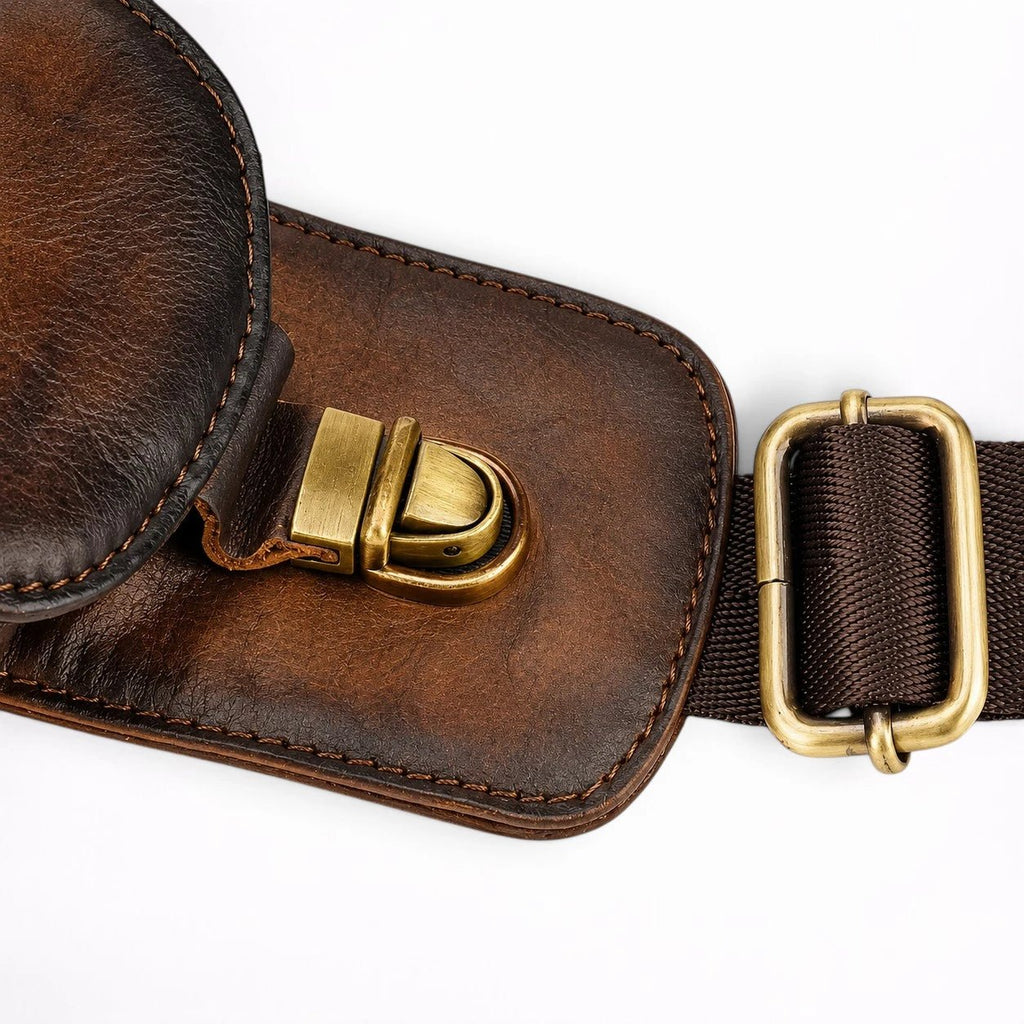 Sac Poitrine en Cuir de Vachette Vieilli Peint à la Main - 1001 Sacs
