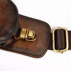 Sac Poitrine en Cuir de Vachette Vieilli Peint à la Main - 1001 Sacs
